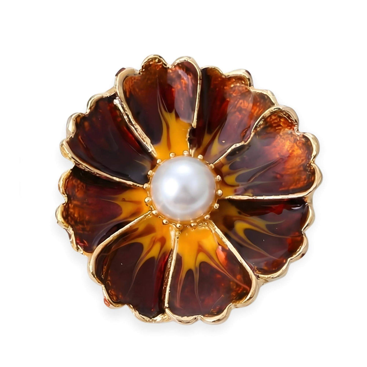 Hochwertiger Premium Metall-KLIQ 18mm "Amber Glow" (Braun-Gelb) mit goldfarbener Fassung und weißer Perle. Zeigt die Emaille-Textur der Blüte.