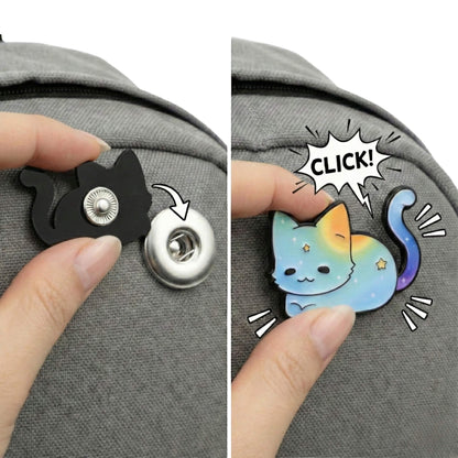Illustrierte Schritt-für-Schritt-Anleitung eines 18mm Emaille-KLIQs (beispielhaft als Galaxy-Katze), der per Klicksystem an einem grauen Rucksack befestigt wird. Linkes Bild zeigt die Rückseite mit Metall-Druckknopf und Pfeil zur 18mm Aufnahme. Rechtes Bild zeigt den befestigten KLIQ mit lautmalerischer Sprechblase 'CLICK!' als Funktions-Erklärung.