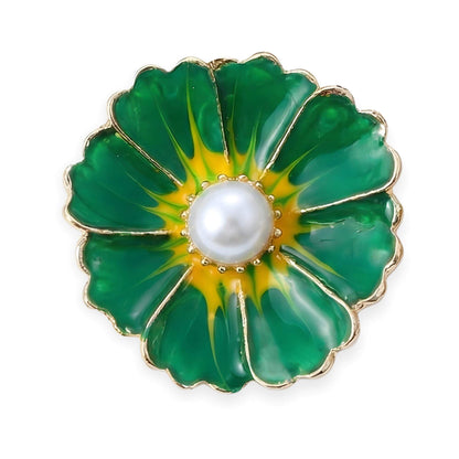 Hochwertiger Premium Metall-KLIQ 18mm "Emerald Forest" (Grün) mit goldfarbener Fassung und weißer Perle. Zeigt die Emaille-Textur der Blüte.