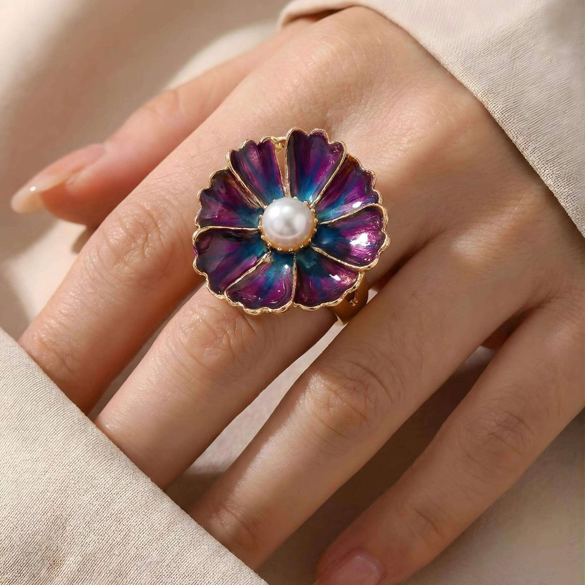 Tragebild des lila-blauen Blumen-Druckknopfs "Mystic Violet" montiert auf einem silbernen KLIQ-Ring. Die 18mm Blüte mit Perle zeigt die Wirkung des KLIQs als Ring-Schmuckstück.