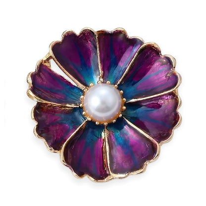 Hochwertiger Premium Metall-KLIQ 18mm "Mystic Violet" (Lila-Blau) mit goldfarbener Fassung und weißer Perle. Zeigt die Emaille-Textur der Blüte.