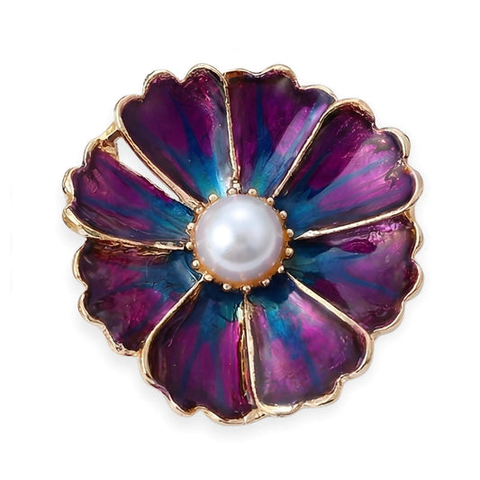 Hochwertiger Premium Metall-KLIQ 18mm "Mystic Violet" (Lila-Blau) mit goldfarbener Fassung und weißer Perle. Zeigt die Emaille-Textur der Blüte.