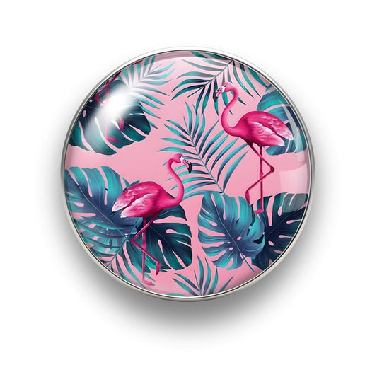 Nahaufnahme des 18mm Tropical Flamingo Glas Motiv-KLIQs "Blau-Rosa Blätter". Der Druckknopf symbolisiert Wachstum und Harmonie.