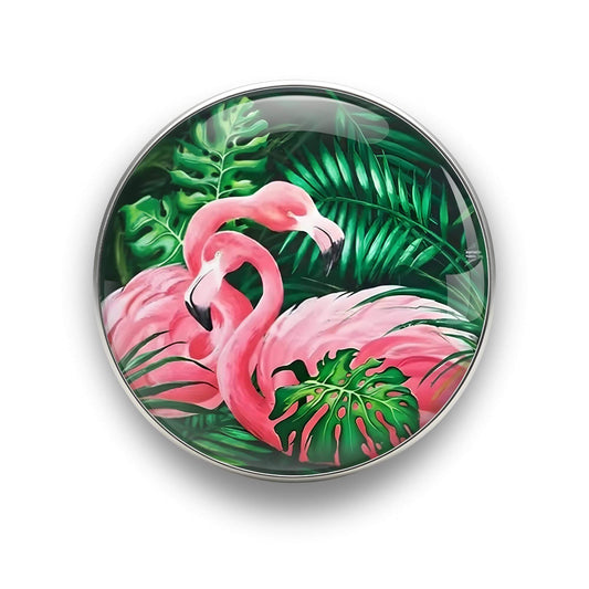 Nahaufnahme des 18mm Tropical Flamingo Glas Motiv-KLIQs "Dschungel Grün". Der Druckknopf symbolisiert Lebensfreude und Balance.