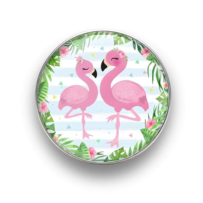 Nahaufnahme des 18mm Tropical Flamingo Glas Motiv-KLIQs "Glückliches Paar Hell". Der Druckknopf symbolisiert Verbundenheit und Glück.