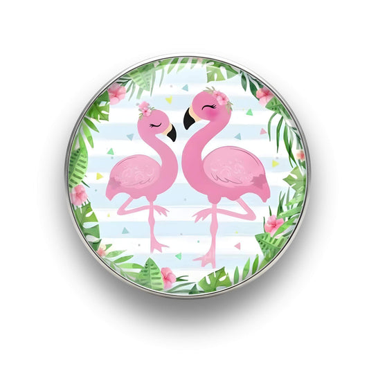 Nahaufnahme des 18mm Tropical Flamingo Glas Motiv-KLIQs "Glückliches Paar Hell". Der Druckknopf symbolisiert Verbundenheit und Glück.