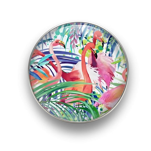 Nahaufnahme des 18mm Tropical Flamingo Glas Motiv-KLIQs "Lebhaft Bunt". Der Druckknopf symbolisiert Kreativität und pure Lebensfreude.