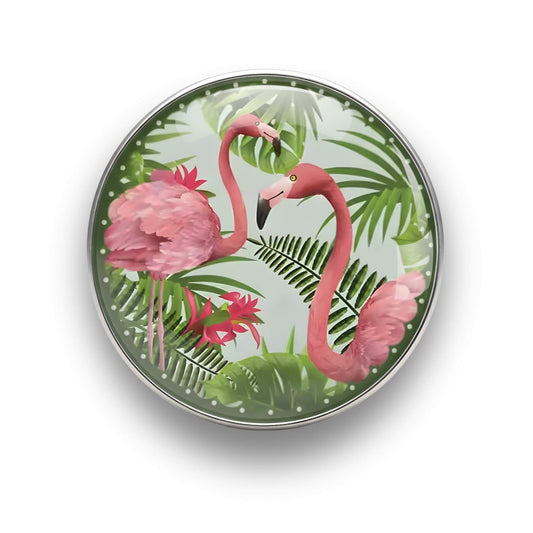 Nahaufnahme des 18mm Tropical Flamingo Glas Motiv-KLIQs "Tropisches Paar". Der Druckknopf symbolisiert Tiefe Liebe und Loyalität.