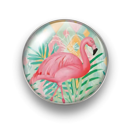 Nahaufnahme des 18mm Tropical Flamingo Glas Motiv-KLIQs "Palmen Muster". Der Druckknopf symbolisiert Erholung und Gelassenheit.