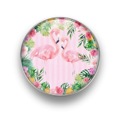 Nahaufnahme des 18mm Tropical Flamingo Glas Motiv-KLIQs "Pastell Streifen". Der Druckknopf symbolisiert Feminine Anmut und Ruhe.
