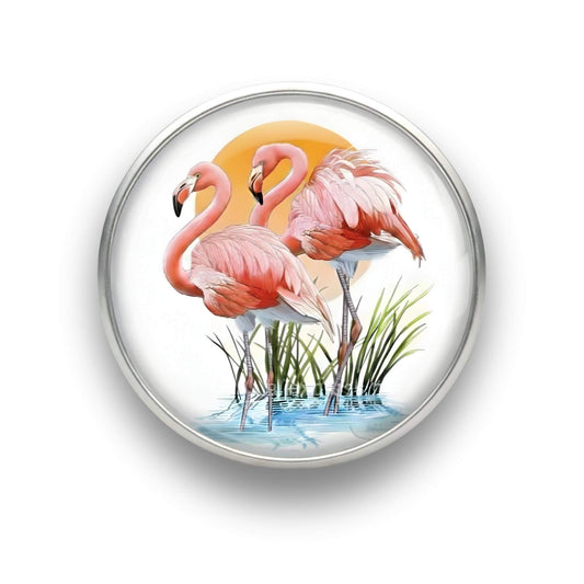 Nahaufnahme des 18mm Tropical Flamingo Glas Motiv-KLIQs "Strand & Dünen". Der Druckknopf symbolisiert Freiheit und Entspannung.