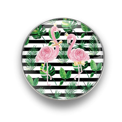 Nahaufnahme des 18mm Tropical Flamingo Glas Motiv-KLIQs "Tropisch Schwarz und Weiß". Der Druckknopf symbolisiert Tropische Eleganz und Kontrast.