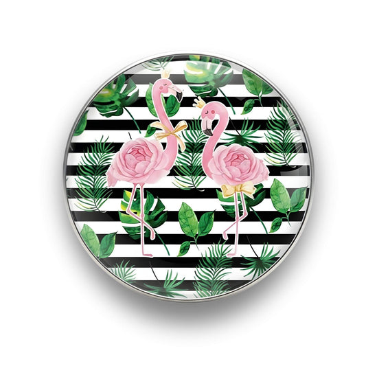 Nahaufnahme des 18mm Tropical Flamingo Glas Motiv-KLIQs "Tropisch Schwarz und Weiß". Der Druckknopf symbolisiert Tropische Eleganz und Kontrast.