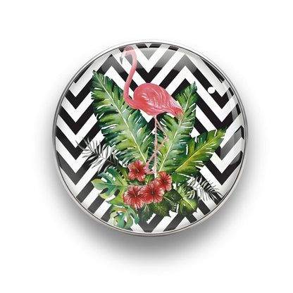 Nahaufnahme des 18mm Tropical Flamingo Glas Motiv-KLIQs "Zick-Zack Schwarz und Weiß". Der Druckknopf symbolisiert Moderne Eleganz und Stil.