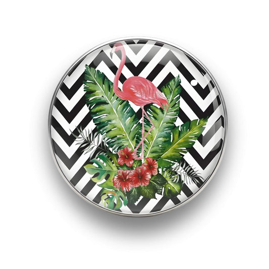 Nahaufnahme des 18mm Tropical Flamingo Glas Motiv-KLIQs "Zick-Zack Schwarz und Weiß". Der Druckknopf symbolisiert Moderne Eleganz und Stil.