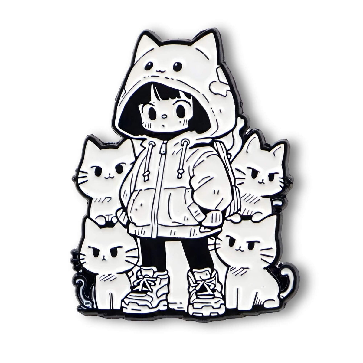 Freigestellte Nahaufnahme eines 18mm Emaille-KLIQ und KLIQ Druckknopfes mit einem detailreichen schwarz-weißen Anime Motiv. Das Design zeigt ein Kawaii Hoodie-Mädchen umringt von süßen Neko-Katzen mit einem dunklen, markanten Metallrand für das 18mm Standard-Klicksystem.
