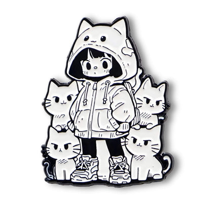 Freigestellte Nahaufnahme eines 18mm Emaille-KLIQ und KLIQ Druckknopfes mit einem detailreichen schwarz-weißen Anime Motiv. Das Design zeigt ein Kawaii Hoodie-Mädchen umringt von süßen Neko-Katzen mit einem dunklen, markanten Metallrand für das 18mm Standard-Klicksystem.