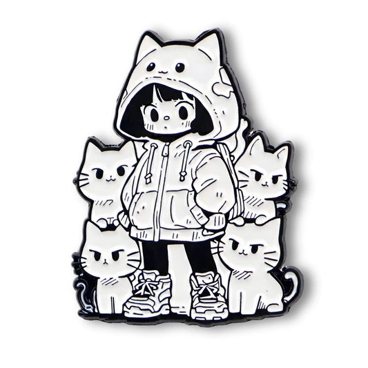 Freigestellte Nahaufnahme eines 18mm Emaille-KLIQ und KLIQ Druckknopfes mit einem detailreichen schwarz-weißen Anime Motiv. Das Design zeigt ein Kawaii Hoodie-Mädchen umringt von süßen Neko-Katzen mit einem dunklen, markanten Metallrand für das 18mm Standard-Klicksystem.