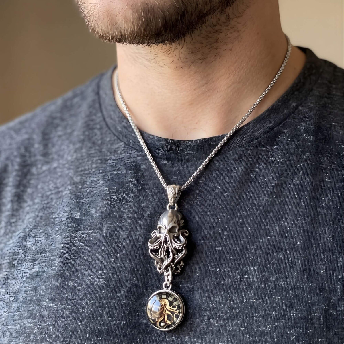 Nahaufnahme der Kette „Kraken-Schädel“ Antik-Silber | MY KLIQ Basis (18mm), getragen mit eingesetztem 18mm Kraken Motiv-KLIQ zur Demonstration. Der austauschbare Druckknopf zeigt, wie individuell die Kette gestaltet werden kann.