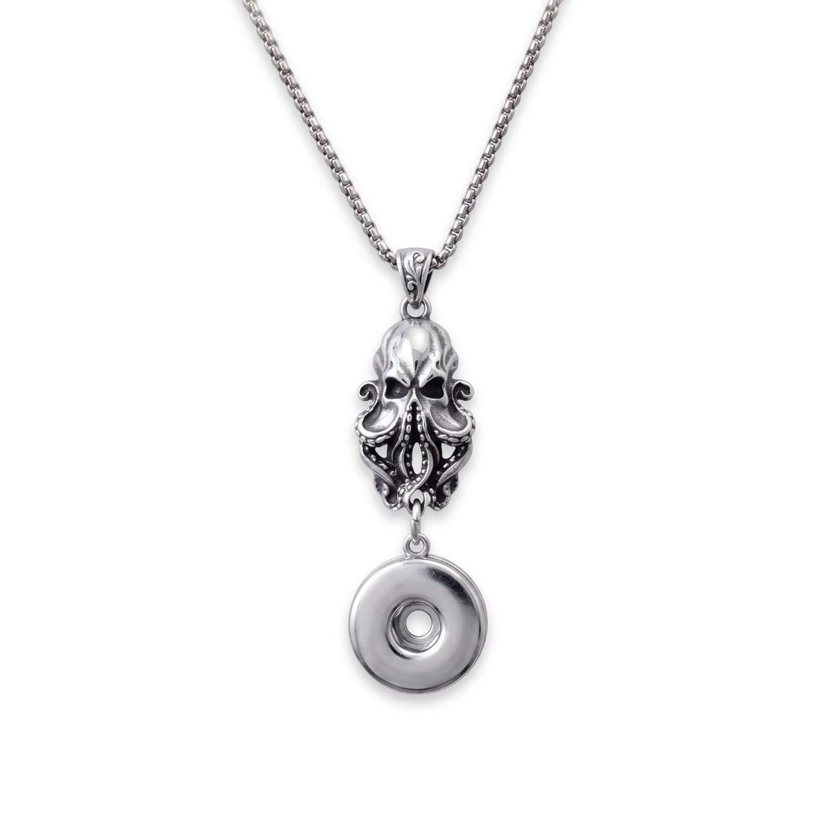 Nahaufnahme der Kette „Kraken-Schädel“ Antik-Silber | MY KLIQ Basis (18mm). Der detailreiche Kraken-Schädel-Anhänger dient als Fassung für austauschbare 18mm Motiv-KLIQs und verleiht jedem Schmuckstück einen maritimen Look.