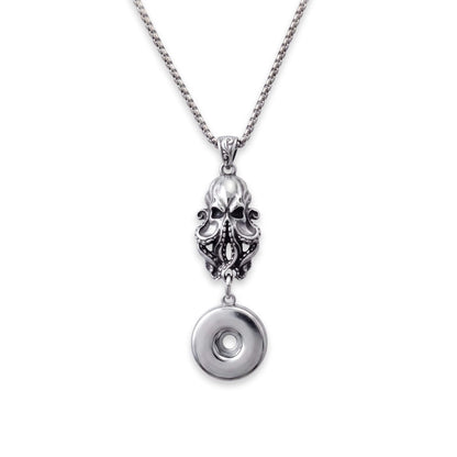 Nahaufnahme der Kette „Kraken-Schädel“ Antik-Silber | MY KLIQ Basis (18mm). Der detailreiche Kraken-Schädel-Anhänger dient als Fassung für austauschbare 18mm Motiv-KLIQs und verleiht jedem Schmuckstück einen maritimen Look.