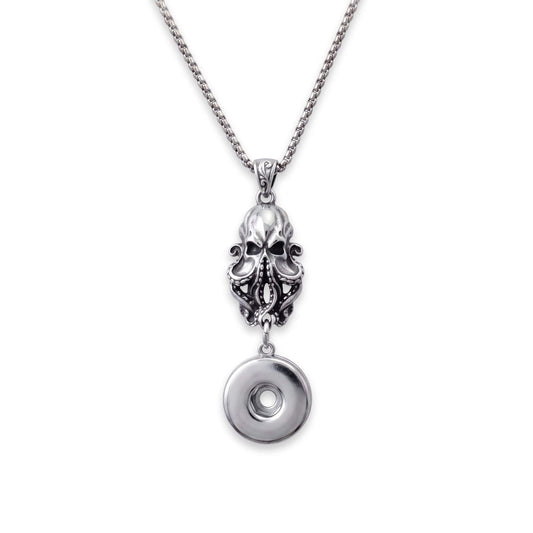 Nahaufnahme der Kette „Kraken-Schädel“ Antik-Silber | MY KLIQ Basis (18mm). Der detailreiche Kraken-Schädel-Anhänger dient als Fassung für austauschbare 18mm Motiv-KLIQs und verleiht jedem Schmuckstück einen maritimen Look.