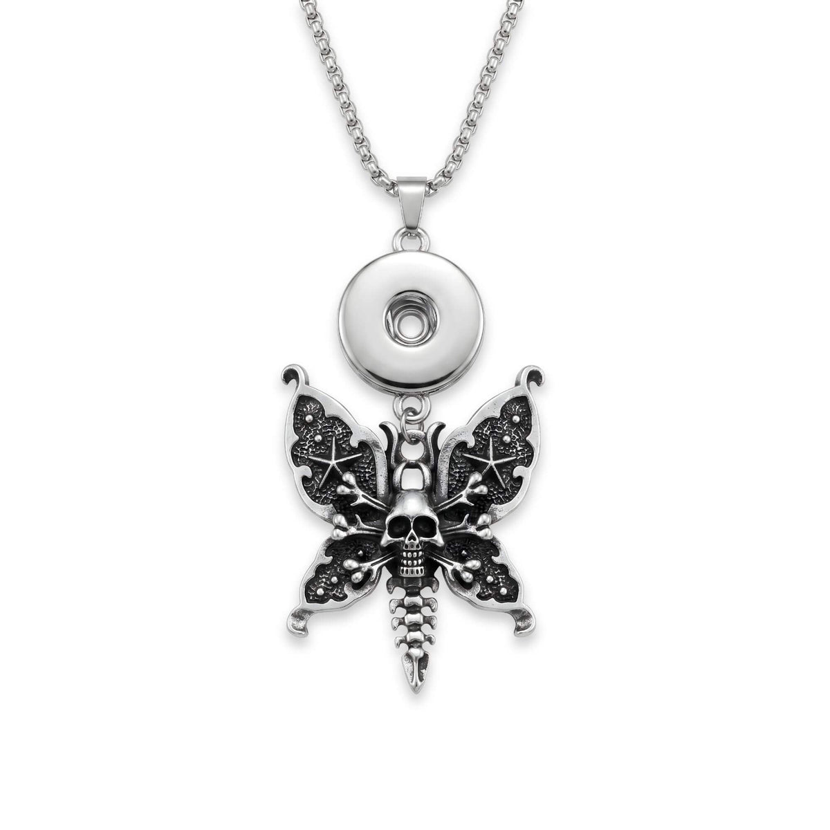 Nahaufnahme der Kette „Totenkopf-Schmetterling“ Antik-Silber | MY KLIQ Basis (18mm). Der detailreiche Schmetterlings-Anhänger mit Totenkopf-Motiv dient als Fassung für austauschbare 18mm Motiv-KLIQs und verleiht jedem Schmuckstück einen gothic-eleganten Look.