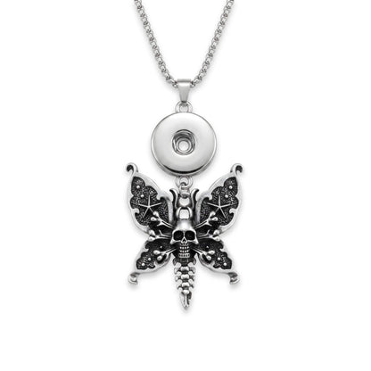 Nahaufnahme der Kette „Totenkopf-Schmetterling“ Antik-Silber | MY KLIQ Basis (18mm). Der detailreiche Schmetterlings-Anhänger mit Totenkopf-Motiv dient als Fassung für austauschbare 18mm Motiv-KLIQs und verleiht jedem Schmuckstück einen gothic-eleganten Look.