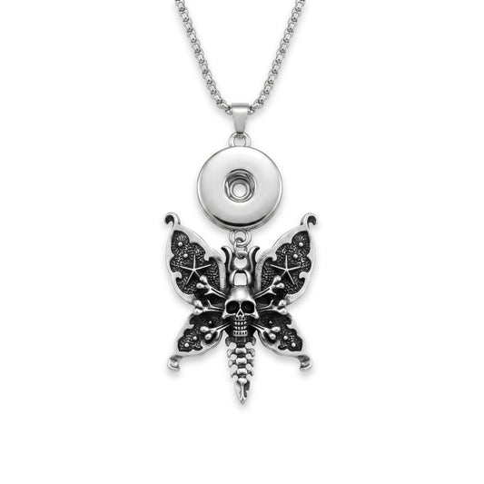 Nahaufnahme der Kette „Totenkopf-Schmetterling“ Antik-Silber | MY KLIQ Basis (18mm). Der detailreiche Schmetterlings-Anhänger mit Totenkopf-Motiv dient als Fassung für austauschbare 18mm Motiv-KLIQs und verleiht jedem Schmuckstück einen gothic-eleganten Look.