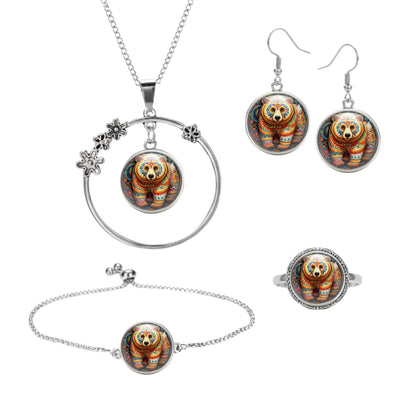 Set aus vier Klickschmuck-Halterungen für 18mm KLIQs (Kette, Ohrringe, Armband, Ring) mit dem Motiv Mandala KLIQ Bär.