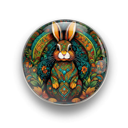 Nahaufnahme des 18mm Mandala Glas Motiv-KLIQs "Bunter Hase" in Türkis und Orange. Der Druckknopf symbolisiert Lebenskraft.