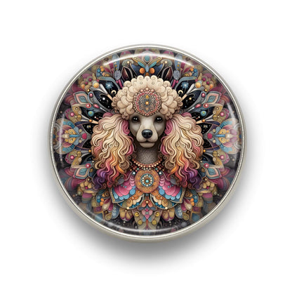 Nahaufnahme des 18mm Mandala Glas Motiv-KLIQs "Eleganter Pudel". Der Druckknopf symbolisiert Intelligenz und stolze Eleganz.