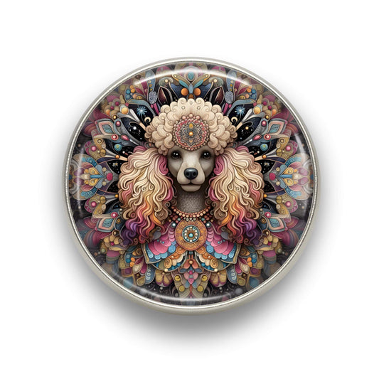 Nahaufnahme des 18mm Mandala Glas Motiv-KLIQs "Eleganter Pudel". Der Druckknopf symbolisiert Intelligenz und stolze Eleganz.
