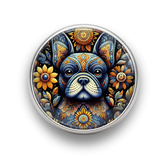 Nahaufnahme des 18mm Mandala Glas Motiv-KLIQs "Freundliche Bulldogge". Der Druckknopf symbolisiert bedingungslose Loyalität.