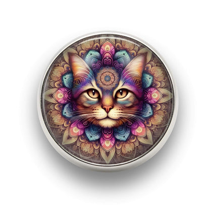 Nahaufnahme des 18mm Mandala Glas Motiv-KLIQs "Liebevolle Katze". Der Druckknopf symbolisiert Anmut und sanfte Unabhängigkeit.