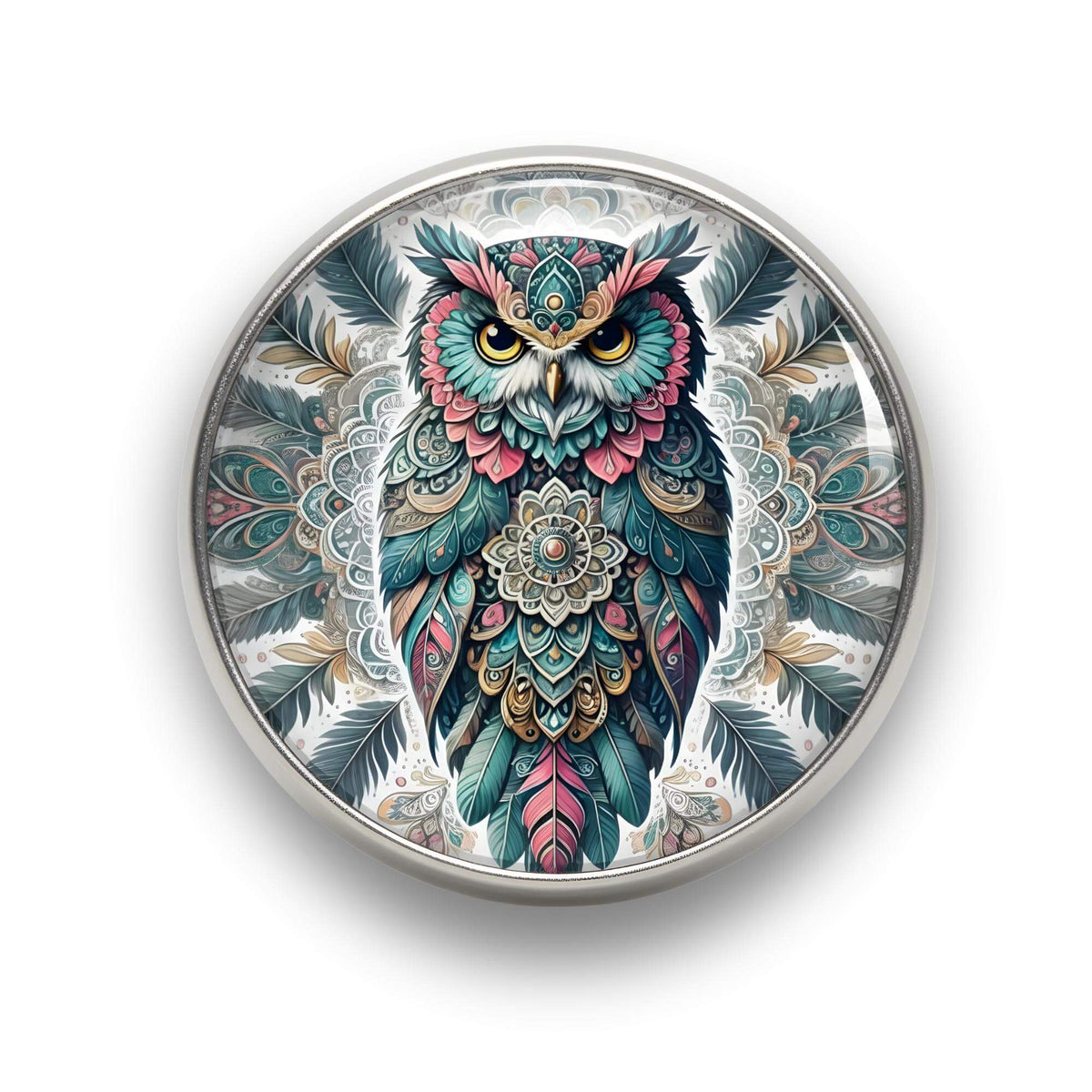 Nahaufnahme des 18mm Mandala Glas Motiv-KLIQs "Mystische Eule". Der Druckknopf symbolisiert Weisheit und Intuition.