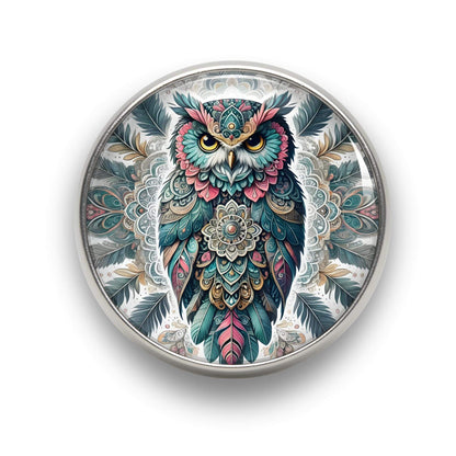 Nahaufnahme des 18mm Mandala Glas Motiv-KLIQs "Mystische Eule". Der Druckknopf symbolisiert Weisheit und Intuition.