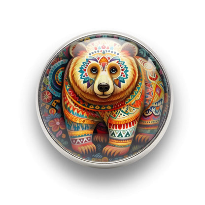 ahaufnahme des 18mm Mandala Glas Motiv-KLIQs "Starker Bär". Der Druckknopf symbolisiert innere Stärke und Schutz.