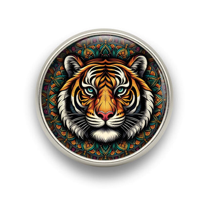 Nahaufnahme des 18mm Mandala Glas Motiv-KLIQs "Wilder Tiger". Der Druckknopf symbolisiert Wildheit und ungezügelte Kraft.