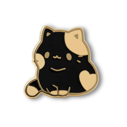 ahaufnahme des 18mm Mochi Cat Emaille Motiv-KLIQs "Cookie". Der schwarze Katzen-Druckknopf mit braunem Fleck schaut neugierig und passt zu jedem Outfit.