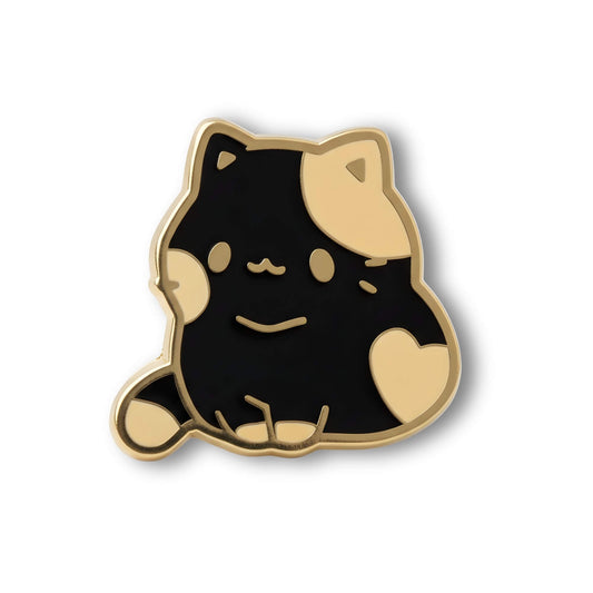 ahaufnahme des 18mm Mochi Cat Emaille Motiv-KLIQs "Cookie". Der schwarze Katzen-Druckknopf mit braunem Fleck schaut neugierig und passt zu jedem Outfit.