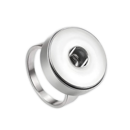 Nahaufnahme des Rings „Gallery Base“ Silber | MY KLIQ Basis (18mm) in schräger Frontansicht. Die runde, glänzende Fassung dient als Basis für austauschbare 18mm Motiv-KLIQs und bietet zeitlose Eleganz für jeden Anlass.