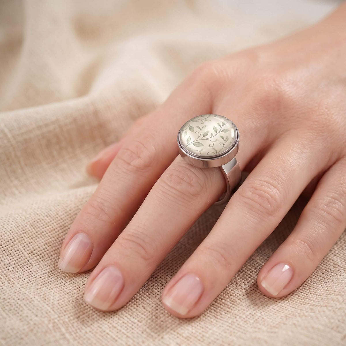 ing „Gallery Base“ Silber | MY KLIQ Basis (18mm), getragen mit eingesetztem 18mm Blätter-Motiv-KLIQ zur Demonstration. Der verstellbare Ring mit runder Fassung zeigt, wie individuell sich das Design an der Hand gestalten lässt.